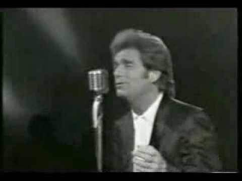 Huey Lewis and The News - LITTLE BITTY PRETTY ONE (live)