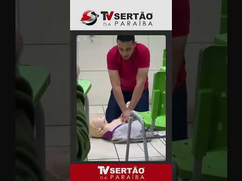 Reanimação inusitada: estudante de radiologia perde explicação e diverte colegas em aula prática