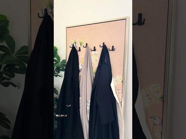علاقة ملابس وعبايات مدمجة في لوحة كانفاس مشدود على إطار خشبي بتصميم حسب الطلب