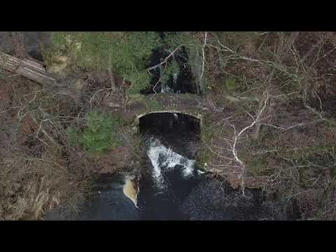 Starý kamenný most a sochy panny a vodníka