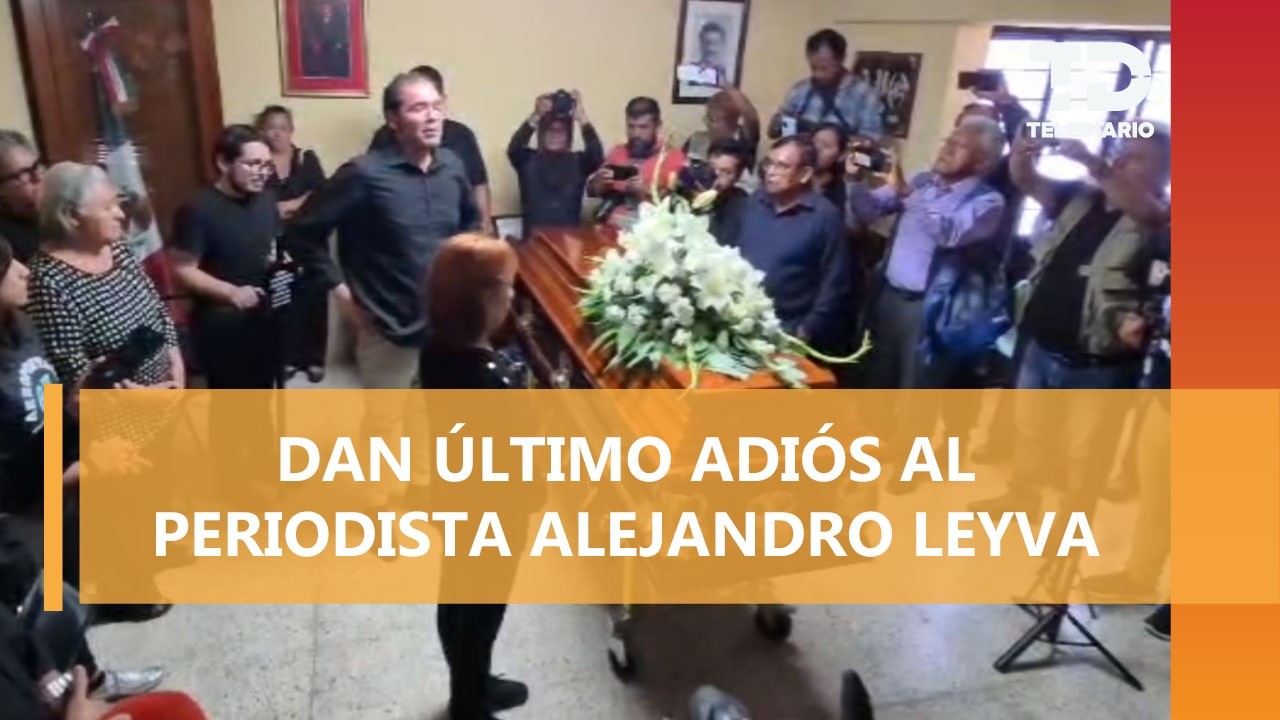 Velan restos del periodista Alejandro Leyva en Oaxaca; abarrotan funeraria para despedirlo