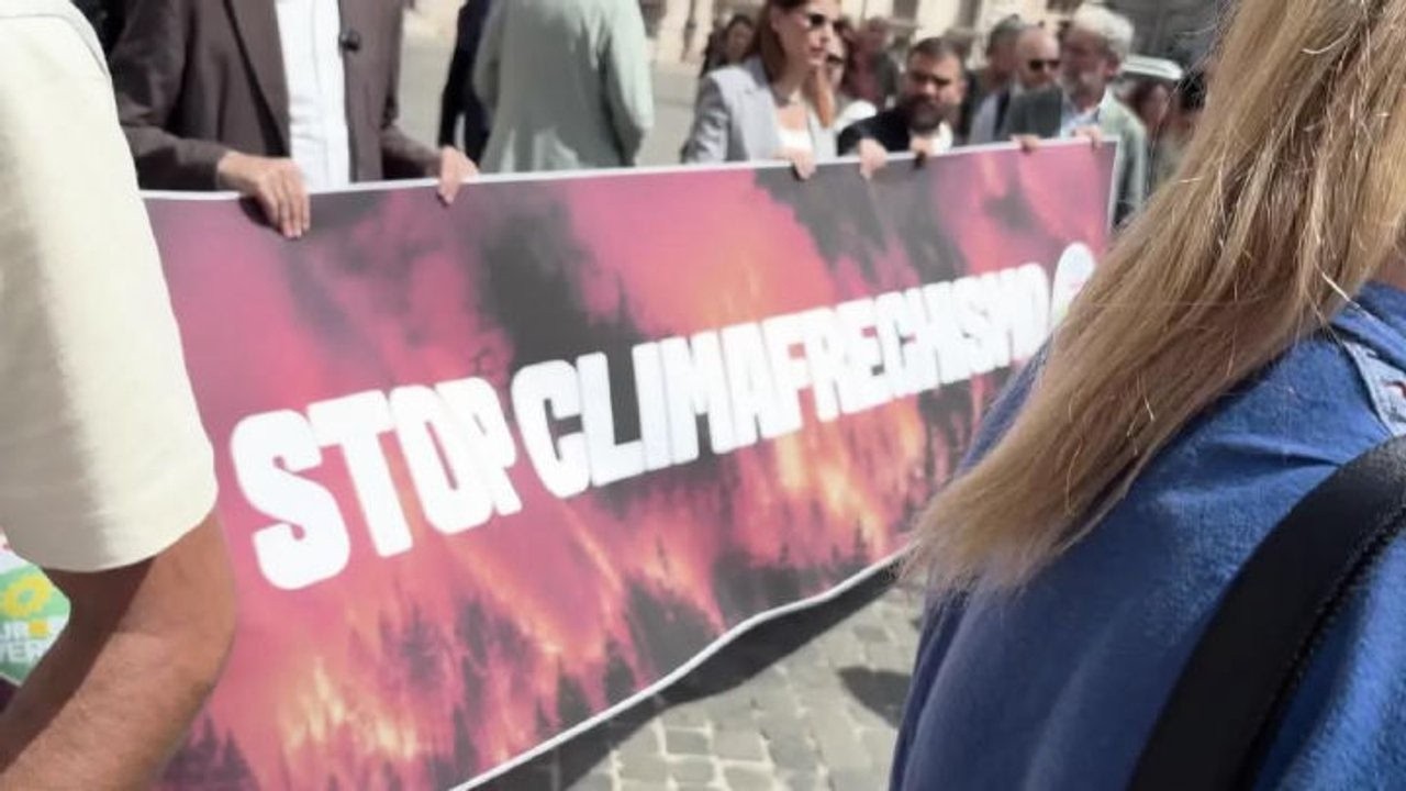 'Stop al climafreghismo' Avs in piazza davanti a Palazzo Chigi contro politiche Governo sul clima