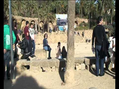 Parc Güell, Strassenverkäufer flüchten vor Polizei!.avi