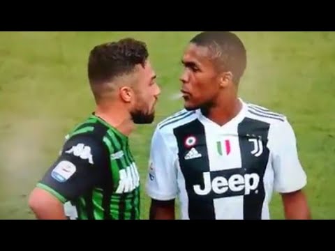 Vidéo: Douglas Costa rattrapé par la VAR après un crachat sur un adversaire Vidéo: Douglas Costa rattrapé par la VAR après un crachat sur un adversaire