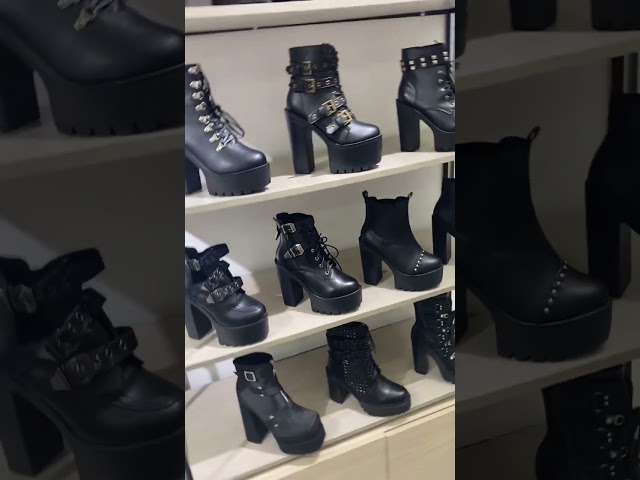 Vídeo relacionado con Ulalaza Botas de mujer con punta redonda y tacones de bloque, botines de plataforma gótica con cordones, botas Punk, botas cortas de cuero con estampado Multicolor