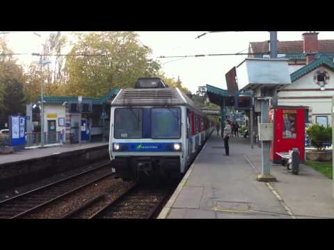 Transilien Z6400 arrives in Vaucresson, Paris