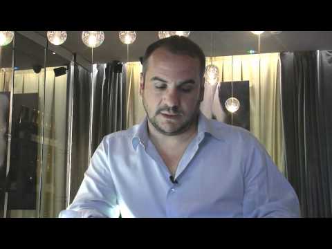 Buzz humour. PlanetePeople vous présente le happening de François-Xavier Demaison