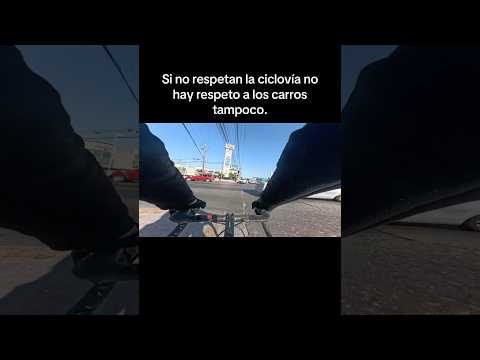 Rompiendo espejo a los carros que van en ciclovía y no respetan.