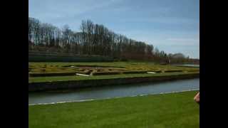 preview picture of video 'Parterre sur l'eau (Floating Topiary) Villarceaux'