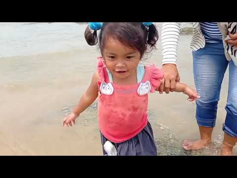 Nayla dan Nadzha seru main di pantai #TheFamilyHS