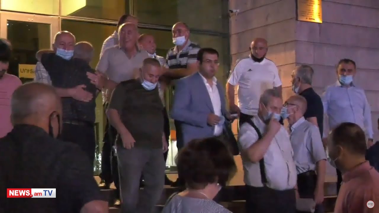 Ռոբերտ Նազարյանին դատարանի բակում դիմավորեցին ծափահարություններով. News.am