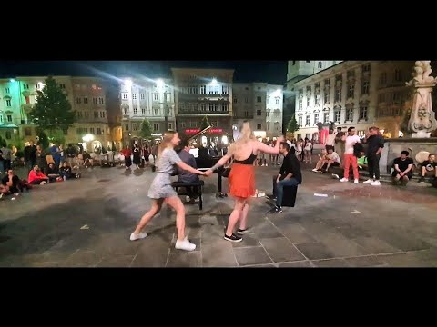 Amazing Street Music Party with Pianist and Drummer – Thomas Krüger & Flo Dobretsberger