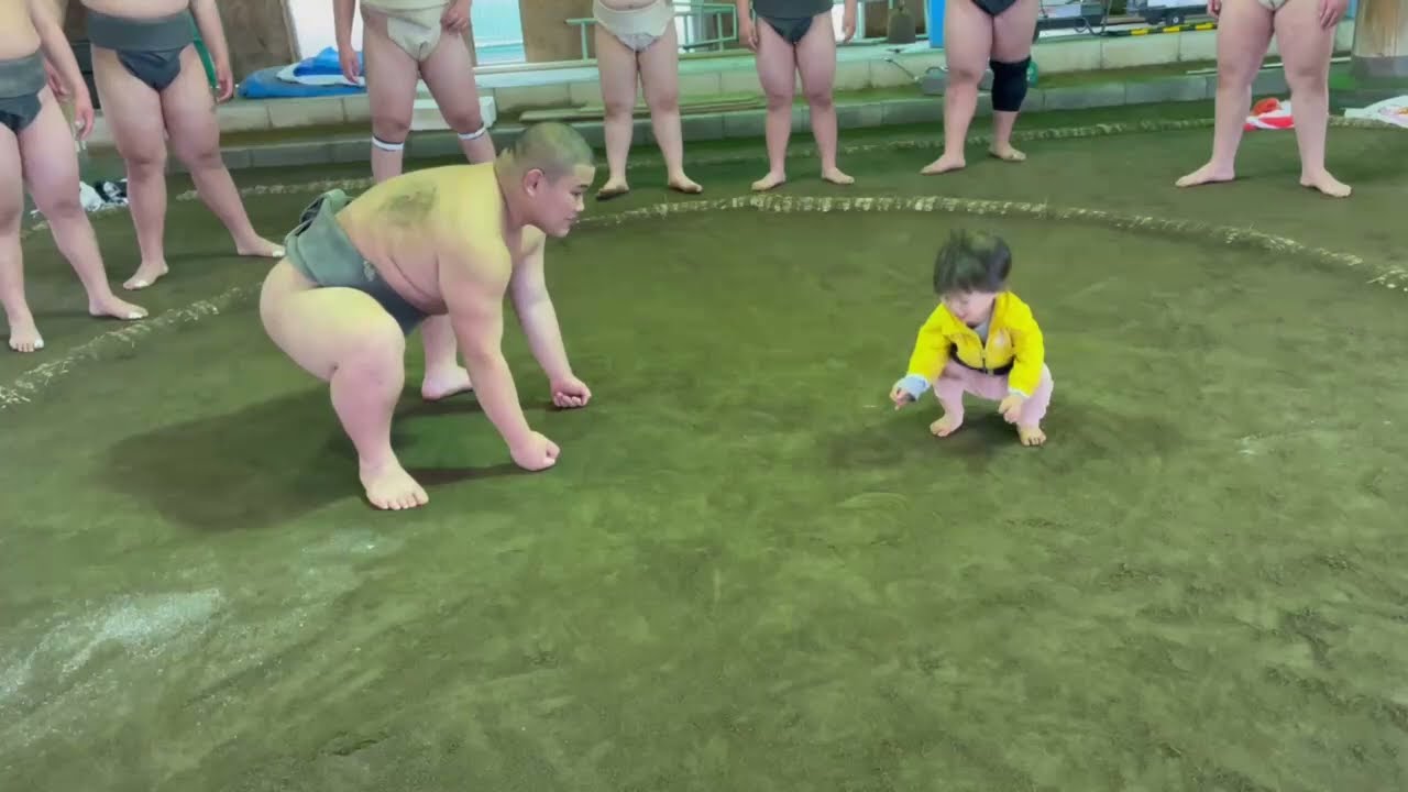 【かわいい赤ちゃん＆子ども】1才児の“相撲デビュー”に400万再生、日本一のお兄ちゃんを相手に見事な初勝利で拍手喝采「優しい世界」「今年1番ほっこり」