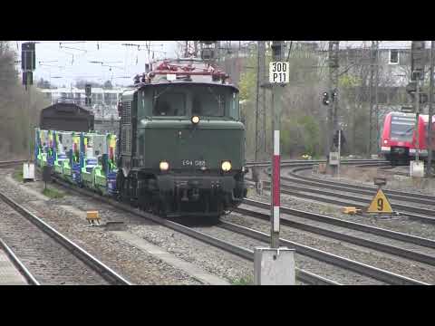 Ein Zug/eine Lok: die E94 088, das Krokodil, auf seinem Weg durch München 24.03.2024