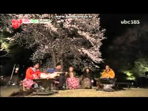 Lee Hi singing "Whistle" with Lee Moon Sae