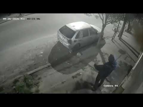 Las cámaras captaron cómo incendiaron un auto en San Martín y Misiones