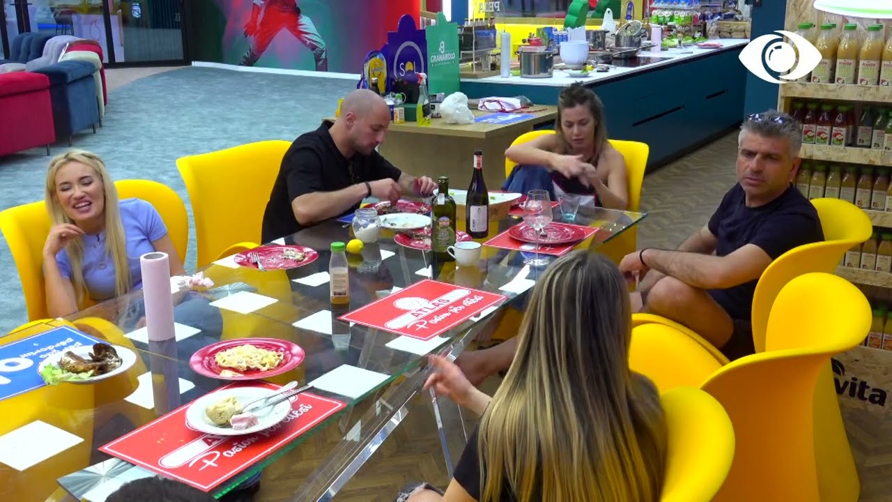 Antoneta sqarohet me Qetsorin: Ke ofenduar nëpërmjet batutës