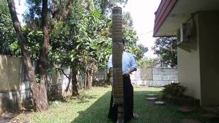 preview picture of video 'Indonesian Katana Tameshigiri - Mizu Gaeshi'