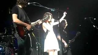 Selena Gomez Sings Bidi Bidi Bom Bom In A Tribute Selena Quintanilla-Perez!