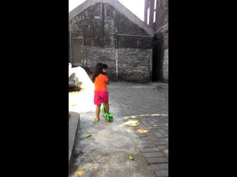 Safana bermain otopet