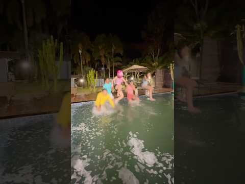 Jumping in the pool! - Estevão Filipe