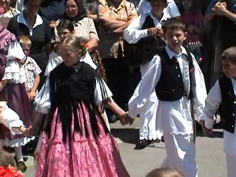 KUD Krešimir Šimić Podcrkavlje kolo pred crkvom