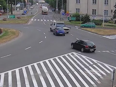 Kolizja na Rondzie bankowym - dostawczak zajechał