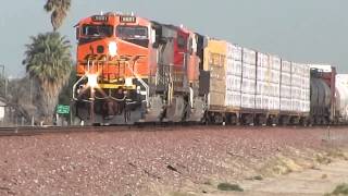 preview picture of video 'BNSF 6601 manifest freight east [HD]'