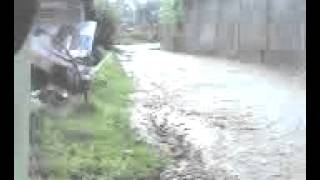preview picture of video 'lembur tegal kebanjiran.1unit mobil terbawa arus'