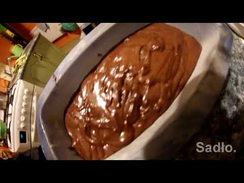 Sadło piecze ciasto z kartonowego przepisu