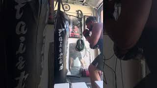 Heavy bag 4 min round 1 min switch (jab/cross/frontkick/backkicks)