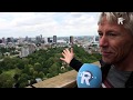 Tenny Tenzer spreekt basejumper Ronald op de Euromast