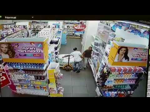 В Явне (Израиль) арабский террорист напал на сотрудника магазина, пытаясь его зарезать.