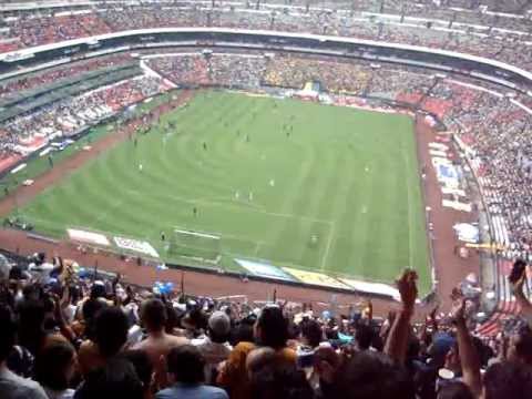 "Recibimiento de Pumas en el azteca - america vs pumas" Barra: La Rebel &bull; Club: Pumas