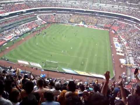 "Recibimiento de Pumas en el azteca - america vs pumas" Barra: La Rebel • Club: Pumas • País: México