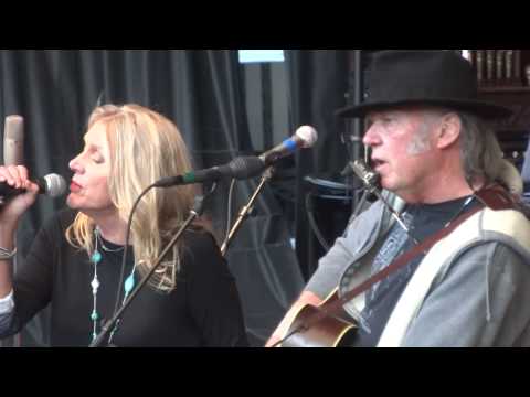 Neil & Pegi Young - Comes a Time - Neil Young's Bridge School 2013