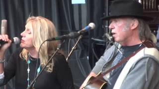 Neil &amp; Pegi Young - Comes a Time - Neil Young&#39;s Bridge School 2013