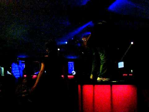 Extrem Addy feat. Deea - Sus pe bar