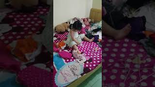 Tyka gấp quần áo giúp mẹ