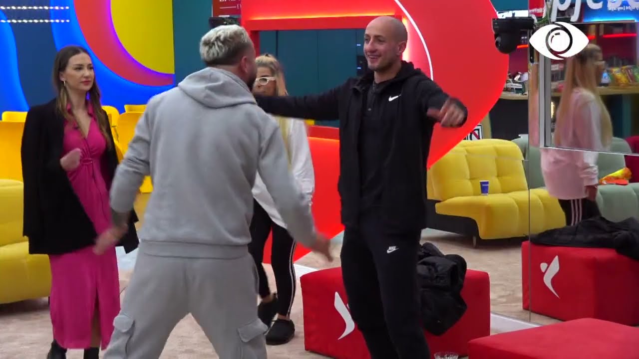 Banorët kërcejnë bashkë në living/ Luizi-Kiarës: Më tërbon!