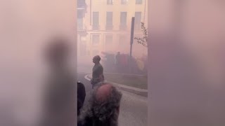 A Milano tensioni tra antagonisti e forze dell'ordine: idranti per bloccare i manifestanti