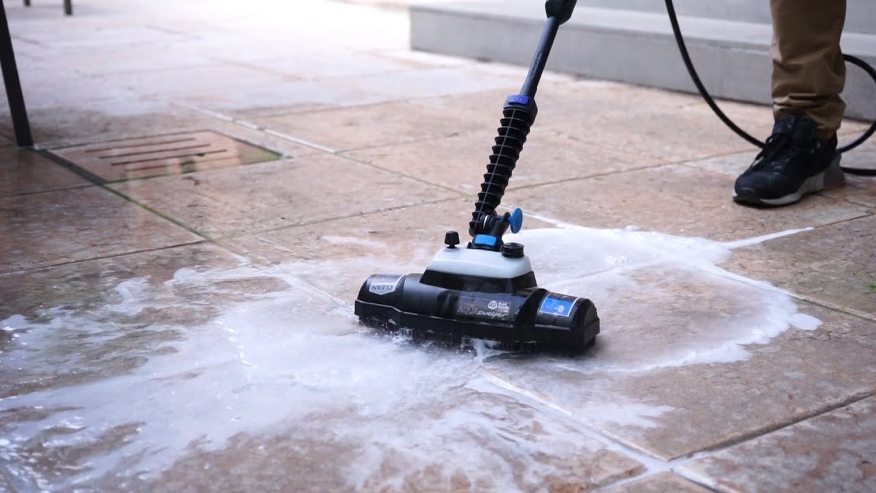 La spazzola lavapavimenti Aqua Sweeper di AR Blue Clean