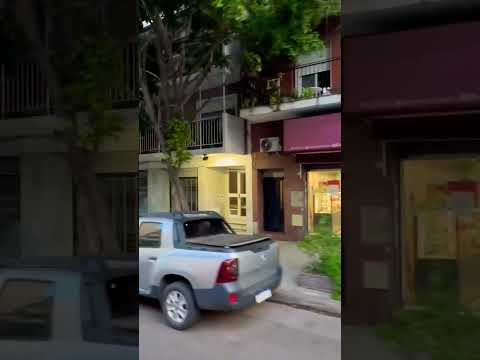 El tranvía va algo lento por la calle Puan en el barrio de #caballito #shorts #tram #buenosaires