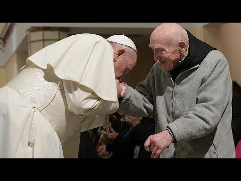 شاهد البابا فرنسيس يقبل يد الناجي الوحيد من مذبحة الرهبان في الجزائر…
