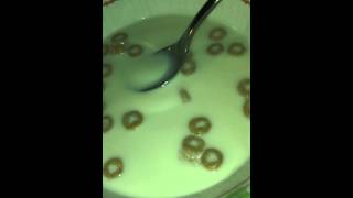 How to eat Cheerios and drink milk