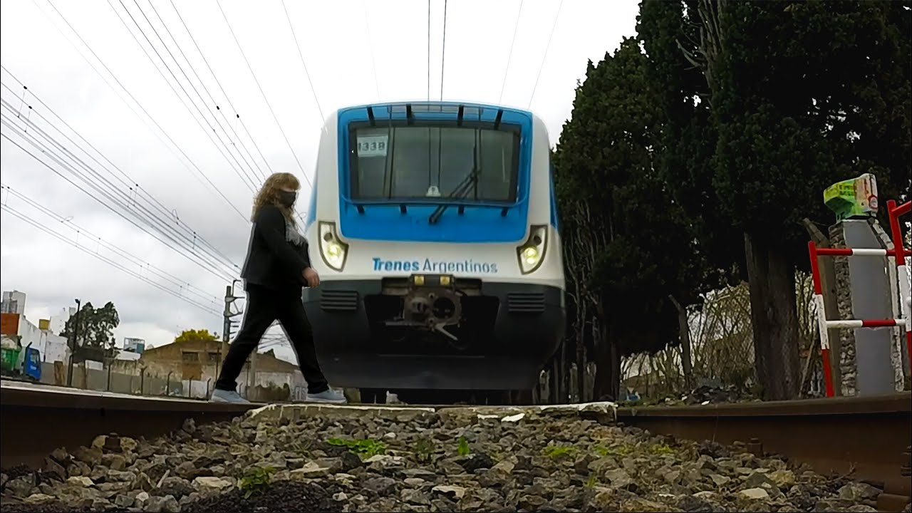 Putar video CUÁNDO te ATROPELLA un TREN! | Te pasa por encima! Estacion de Banfield sekarang CUÁNDO te ATROPELLA un TREN! | Te pasa por encima! Estacion de Banfield