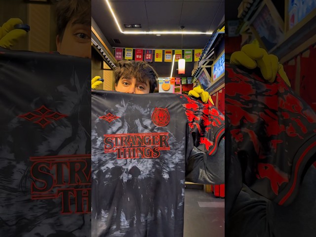 Vídeo relacionado con Stranger Things MAX Neo Homage Oficialmente Autorizado Camiseta
