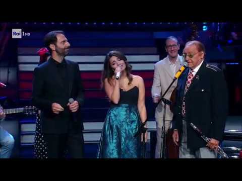 Renzo Arbore, Serena Rossi e Neri Marcorè cantano Ma come fanno i marinai - Celebration 04/11/2017