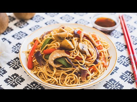 Fideos chinos o noodles con cerdo y verduras