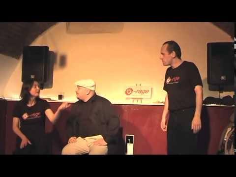 Gebärdendolmetscher in der LUKE – Theater Q-rage